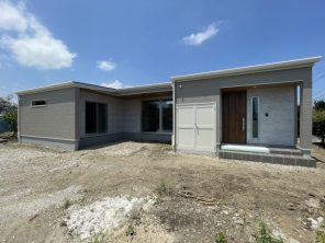 西都市南方「勾配天井×デザイン窓で大空間を実現。リゾート感溢れるカリフォルニアスタイルの家」