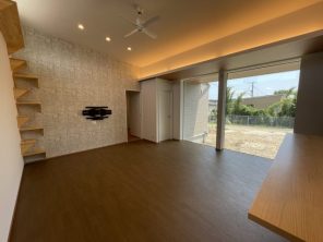 西都市南方「勾配天井×デザイン窓で大空間を実現。リゾート感溢れるカリフォルニアスタイルの家」