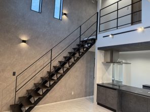 吹き抜け×鉄骨階段のあるホテルライクな家