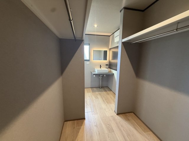 児湯郡高鍋町「バイクが映える!土間ガレージのある平屋」