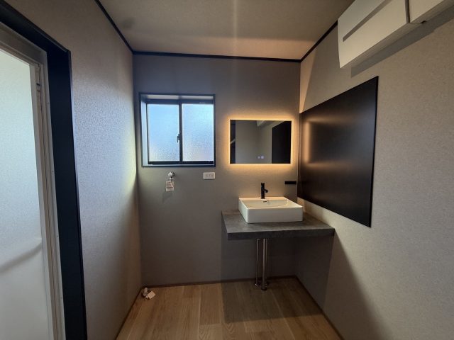 児湯郡高鍋町「バイクが映える!土間ガレージのある平屋」