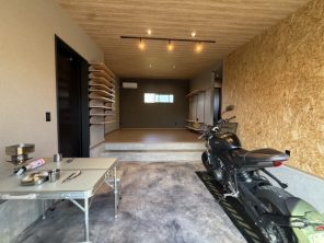 児湯郡高鍋町｢バイクが映える！土間ガレージのある平屋」