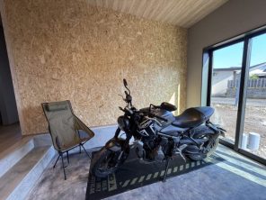 児湯郡高鍋町｢バイクが映える！土間ガレージのある平屋」