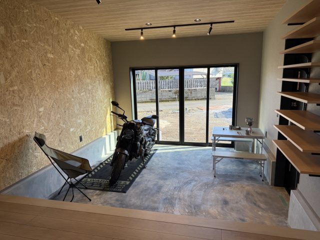 児湯郡高鍋町「バイクが映える!土間ガレージのある平屋」
