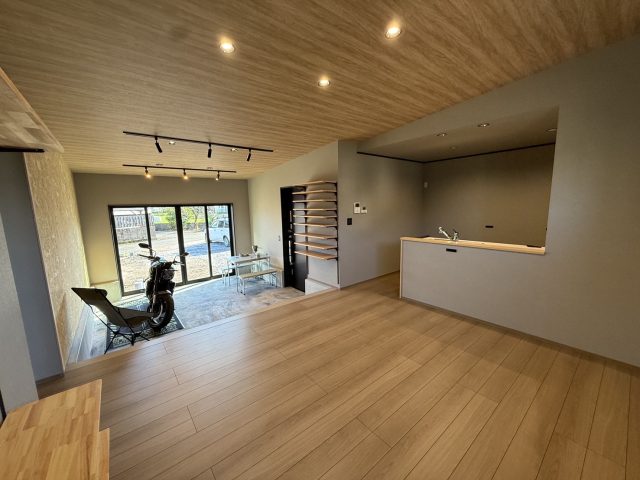 児湯郡高鍋町「バイクが映える!土間ガレージのある平屋」