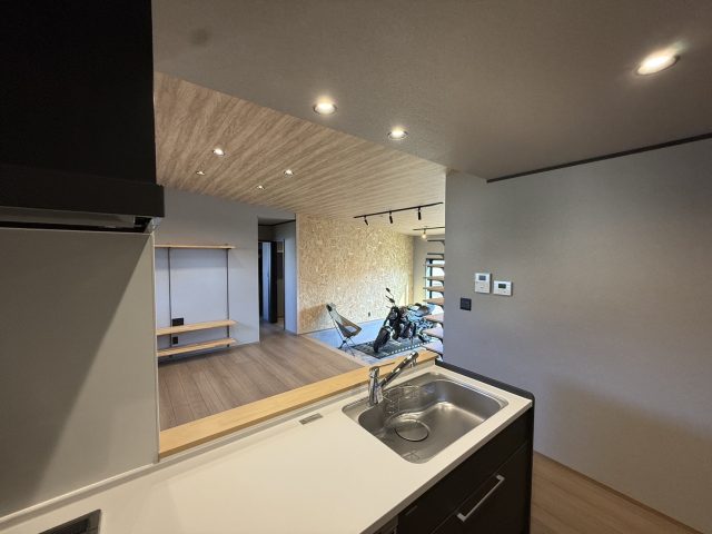 児湯郡高鍋町「バイクが映える!土間ガレージのある平屋」