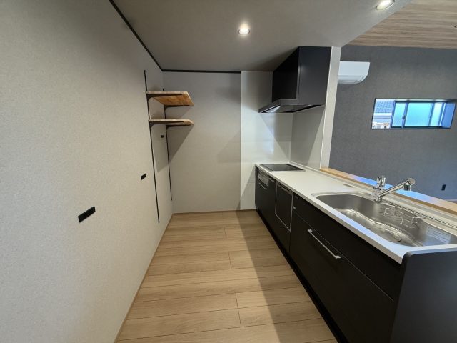 児湯郡高鍋町「バイクが映える!土間ガレージのある平屋」