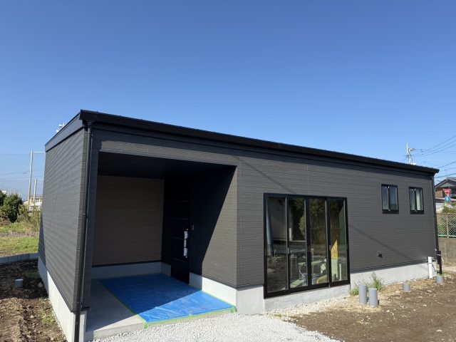 児湯郡高鍋町「バイクが映える!土間ガレージのある平屋」