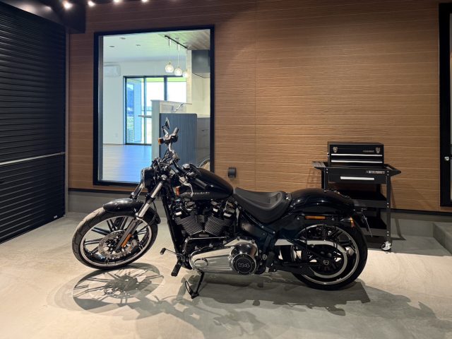 ビルトインガレージと中庭テラスのある家