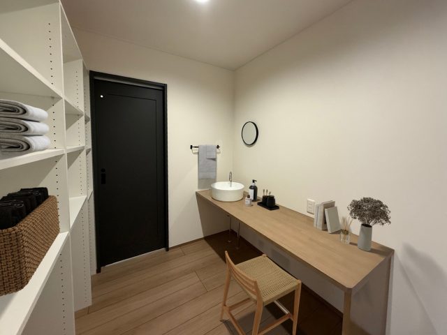 ビルトインガレージと中庭テラスのある家