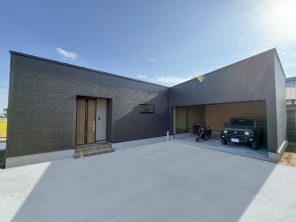 東諸県郡綾町｢ビルトインガレージと中庭テラスのある家｣