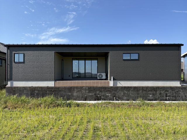 ビルトインガレージと中庭テラスのある家