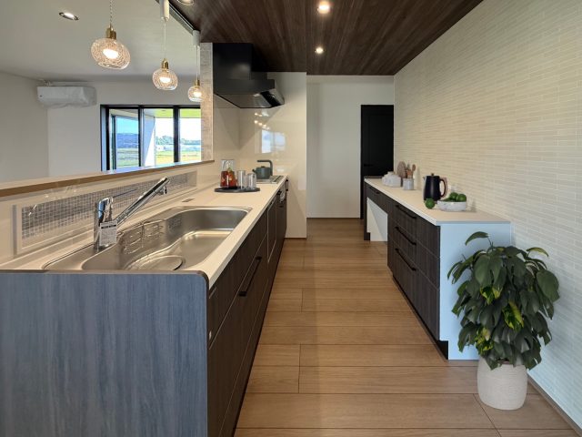 ビルトインガレージと中庭テラスのある家